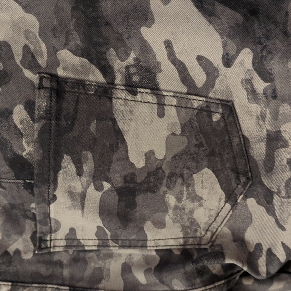 SPANX Twill Cargo Joggers in Stone Wash Camo, Size Large - Picture 6 of 7